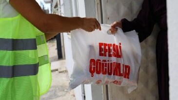 Efes Selçuk’ta beslenme çantaları dayanışma ile doluyor