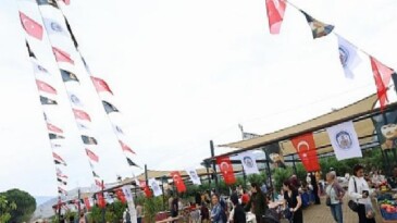 Efes Tarlası Hayat Köyü’nde Üretici Pazarı açıldı