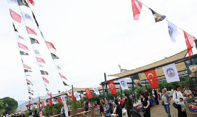 Efes Tarlası Hayat Köyü’nde Üretici Pazarı açıldı