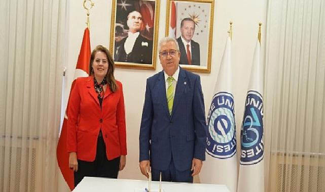 Egeli araştırmacıların ürettiği ‘Sağlıkta İnançlı İlaç Hazırlama Önlüğü’ yararlı model dokümanı aldı