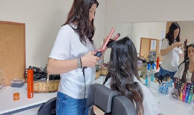 En özel kuaförler yeteneklerini anneleriyle paylaştı