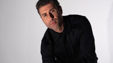 Eser Çakarcı sessizliğini ‘Ay Sende Mi?’ ile bozdu!