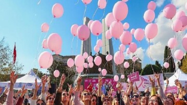 Göğüs Kanseri Farkındalığı İçin Bakırköy’de Gökyüzüne Pembe Balonlar Uçuruldu