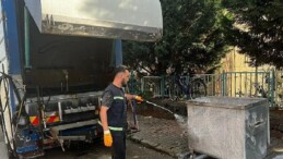 Gölcük’te çöp konteynerleri tertipli olarak temizleniyor