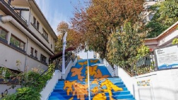 Johnson & Johnson Ruh Sıhhatinin Kıymetine Vurgu Yapmak İçin Moda Merdivenlerini Renklendirdi