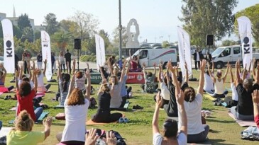 Karşıyaka’da yaza ‘yoga’ ile veda