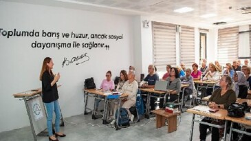 Karşıyaka’nın 3. Yaş Üniversitesi’nde ders zili çaldı!