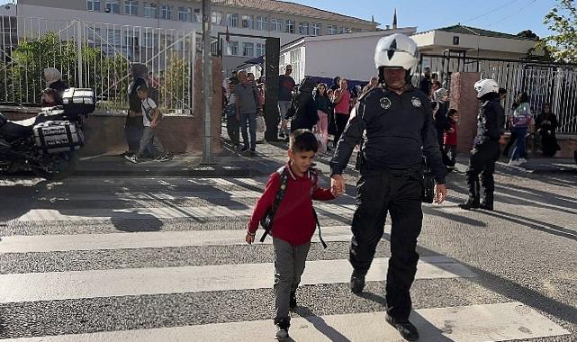 Keçiören Zabıtasından Okul Önlerinde İnançlı Ulaşım Seferberliği