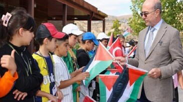 Lider Pekyatırmacı Sille Tabiat Okulu’nda Öğrencilerle Bir Ortaya Geldi