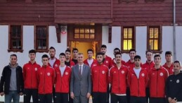 Lider Sezer, voleybol ekibine moral verdi