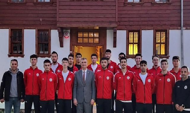 Lider Sezer, voleybol ekibine moral verdi