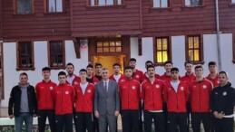 Lider Sezer, voleybol grubuna moral verdi