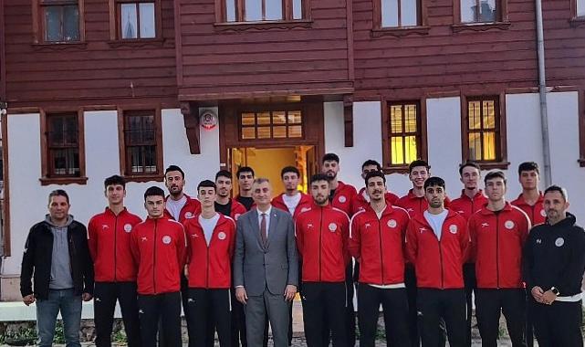 Lider Sezer, voleybol grubuna moral verdi