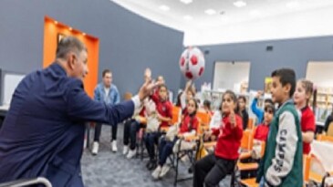 Lider Tugay okudu, Kadifekaleli çocuklar dinledi