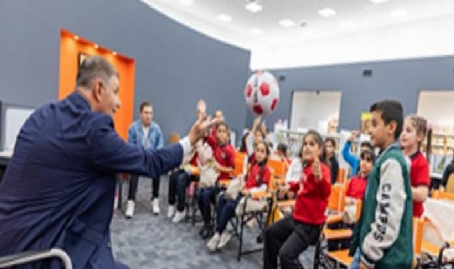 Lider Tugay okudu, Kadifekaleli çocuklar dinledi