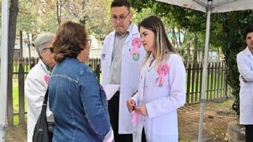 Meme Kanseri için Pembe Çiçekler Toprakla Buluştu