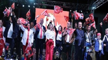 Menemen’de binler, Cumhuriyet sevgisiyle yürüdü