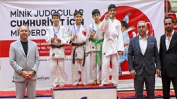 Minik sportmenler Cumhuriyet için ter döktü