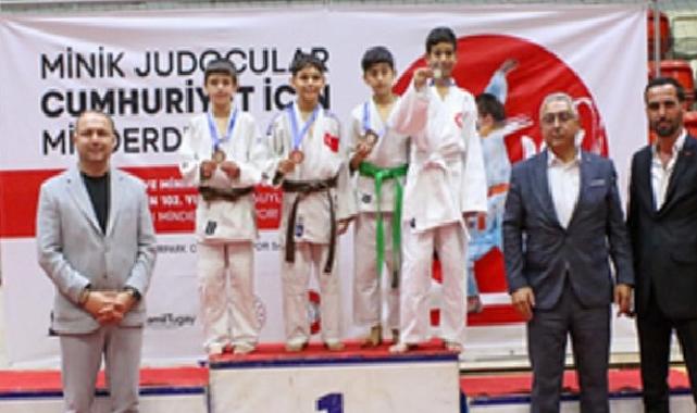 Minik sportmenler Cumhuriyet için ter döktü