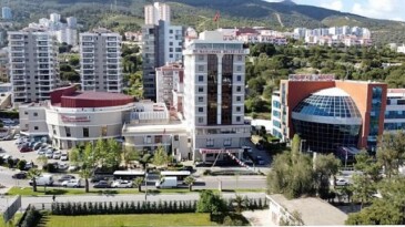 Narlıdere Belediyesi’nden minik öğrencilere çanta ve kırtasiye takviyesi