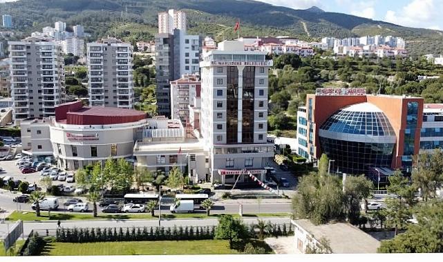 Narlıdere Belediyesi’nden minik öğrencilere çanta ve kırtasiye takviyesi