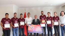 TEKNOFEST kapsamındaki yarışmalarda derece elde eden DEÜ’lü öğrenci ve akademisyenler, tebrik belgelerini DEÜ Rektörü Prof. Dr. Bayram Yılmaz’ın elinden aldı.