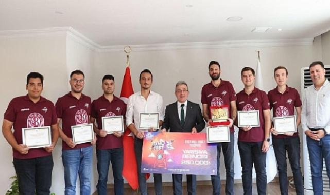 TEKNOFEST kapsamındaki yarışmalarda derece elde eden DEÜ’lü öğrenci ve akademisyenler, tebrik belgelerini DEÜ Rektörü Prof. Dr. Bayram Yılmaz’ın elinden aldı.