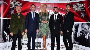 Tuğba Özay ‘Atamızın Kıyafetleri’ Standını Açtı