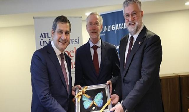 Üniversite, mesleksel eğitim ve profesyonel gelişim için imzalar atıldı