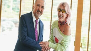 Ünlü müzikçi Hande Yener, göğüs kanserini yenme tecrübesiyle bayanlara güç verdi