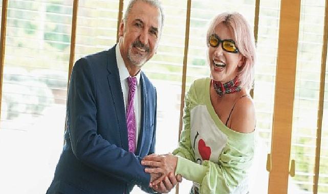 Ünlü müzikçi Hande Yener, göğüs kanserini yenme tecrübesiyle bayanlara güç verdi