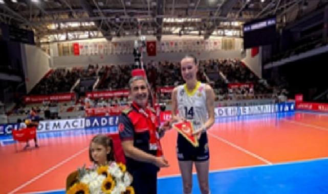 Voleybolun yıldızlarından İzmir İtfaiyesi’ne teşekkür