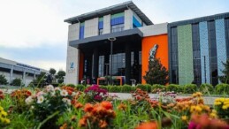 Aliağa Belediyesi’nin Yüzme Tesisleri İzmir’de Doruğa Oynuyor