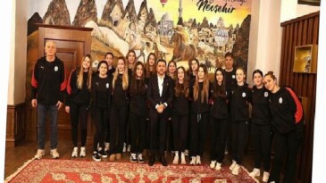 Belediye Başkanı Rasim Arı, Galatasaray Sutopu Bayan Kadrosu’nu Ağırladı