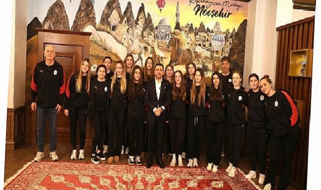 Belediye Başkanı Rasim Arı, Galatasaray Sutopu Bayan Kadrosu’nu Ağırladı