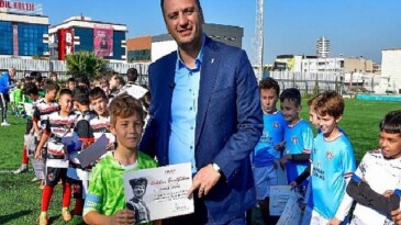 Bornovalı minikler 10 Kasım anısına gayret etti