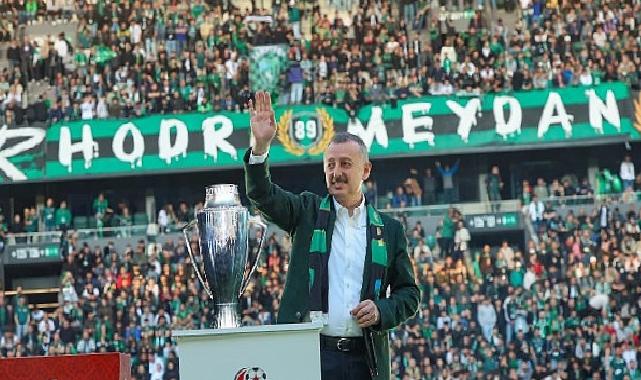 Büyükakın, hem Kocaelispor’u, hem de taraftarı kutladı