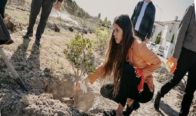 Çeşme’de 411 fidan, binlerce adım, tek bir kelam: “İstanbul Kontratı yaşatır”