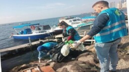 Doğaseverler Karşıyaka’da kıyı paklığı yaptı