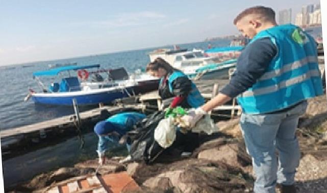 Doğaseverler Karşıyaka’da kıyı paklığı yaptı