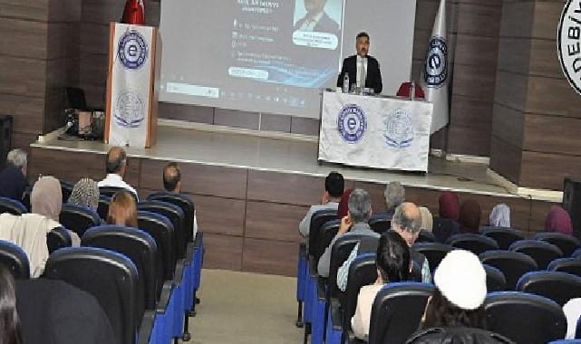 EÜ’ye konuk olan Prof. Dr. İbrahim Maraş, genç ilahiyatçılarla bir ortaya geldi