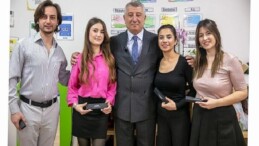 Güzelbahçe’de Belediyesi’nden 24 Kasım’a Manalı ikram: Öğretmenlere İsimli Kalem