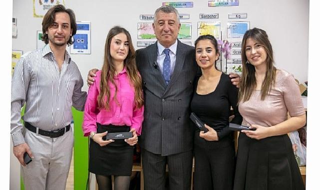 Güzelbahçe’de Belediyesi’nden 24 Kasım’a Manalı ikram: Öğretmenlere İsimli Kalem