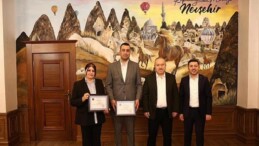 “İlmek İlmek Türkiye” Halı Motifi Vali Fidan’a Armağan Edildi