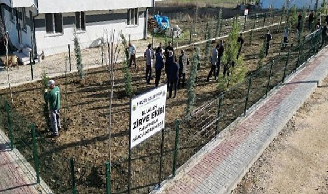 İnegöllü Gençlerden Örnek Davranış: 32 Fidan Toprakla Buluştu