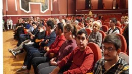 İş hayatına hazırlanan nöroçeşitli gençlerin mezuniyet sevinci