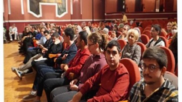 İş hayatına hazırlanan nöroçeşitli gençlerin mezuniyet sevinci