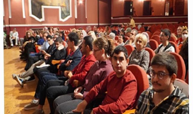 İş hayatına hazırlanan nöroçeşitli gençlerin mezuniyet sevinci