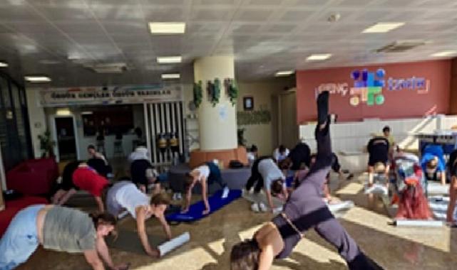 İzmirli gençler için yoga saati