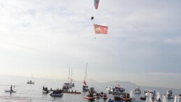 Kadıköy’de Binlerce Kişi Ata’ya Hürmet Zinciri Oluşturdu